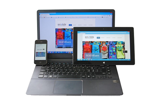 Ein Handy, ein Tablet und ein Notebook demonstrieren responsives Webdesign